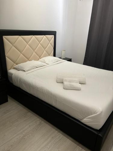 a bed with two towels on top of it at Apartamento remodelado no Seixal in Seixal
