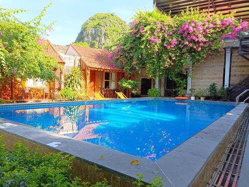 een zwembad met blauw water in een huis bij Tam Coc Sunshine Homestay in Ninh Binh