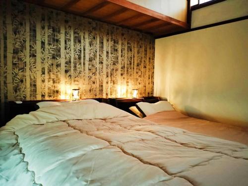 Postel nebo postele na pokoji v ubytování 古民家おばあちゃん家Grandma's HouseYugawaraHakoneAtami
