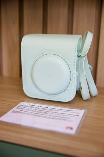 a white purse sitting on top of a table at Casa Nengueta - Lapinha da Serra in Santana do Riacho
