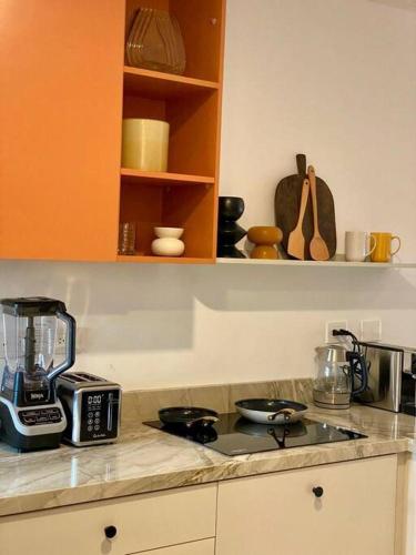 Una cocina o zona de cocina en House of Bloom