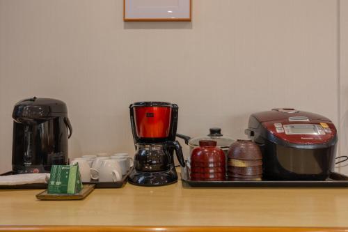 a tray with a blender and other appliances on a counter at Nozawa Onsen15M JapowPension粉雪館 in Iiyama