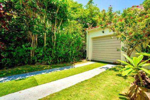 Entire private Beautiful 2 Bedroom plus Den House with gated front&back yard and Free parking 10min drive to Miami Beach photo 16