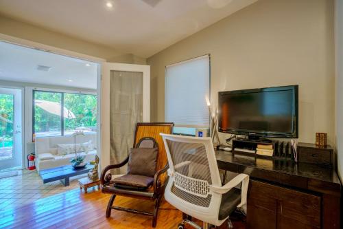 Entire private Beautiful 2 Bedroom plus Den House with gated front&back yard and Free parking 10min drive to Miami Beach photo 33