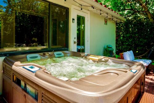 Entire private Beautiful 2 Bedroom plus Den House with gated front&back yard and Free parking 10min drive to Miami Beach photo 55