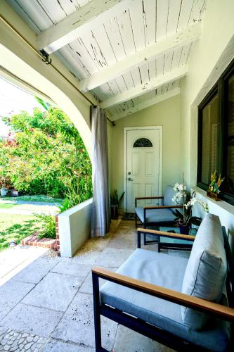 Entire private Beautiful 2 Bedroom plus Den House with gated front&back yard and Free parking 10min drive to Miami Beach photo 24