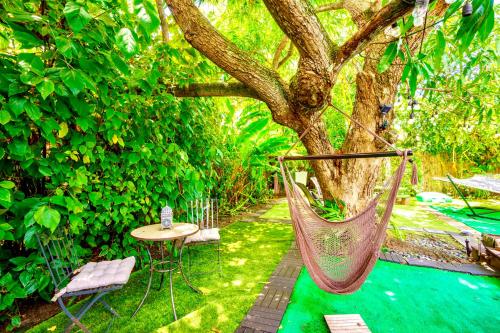 Entire private Beautiful 2 Bedroom plus Den House with gated front&back yard and Free parking 10min drive to Miami Beach photo 59