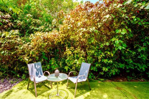 Entire private Beautiful 2 Bedroom plus Den House with gated front&back yard and Free parking 10min drive to Miami Beach photo 60