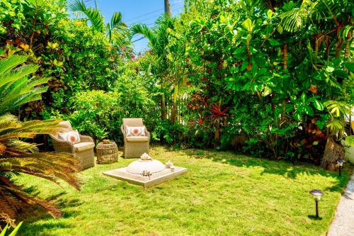 Entire private Beautiful 2 Bedroom plus Den House with gated front&back yard and Free parking 10min drive to Miami Beach photo 20