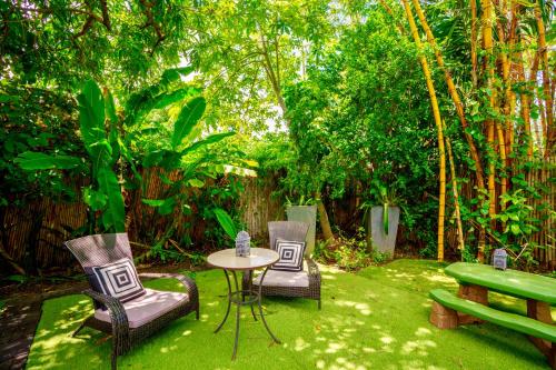 Entire private Beautiful 2 Bedroom plus Den House with gated front&back yard and Free parking 10min drive to Miami Beach photo 62