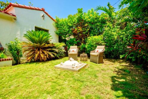 Entire private Beautiful 2 Bedroom plus Den House with gated front&back yard and Free parking 10min drive to Miami Beach photo 19