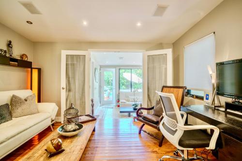 Entire private Beautiful 2 Bedroom plus Den House with gated front&back yard and Free parking 10min drive to Miami Beach photo 34