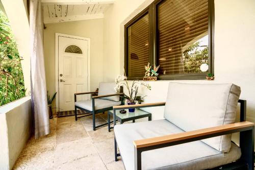 Entire private Beautiful 2 Bedroom plus Den House with gated front&back yard and Free parking 10min drive to Miami Beach photo 25