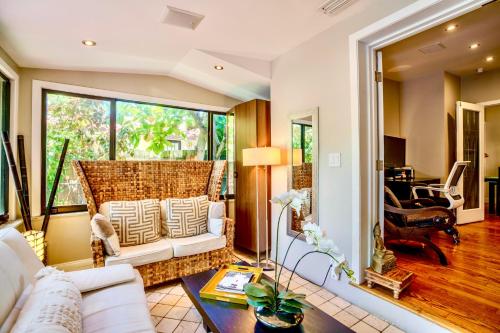 Entire private Beautiful 2 Bedroom plus Den House with gated front&back yard and Free parking 10min drive to Miami Beach photo 46