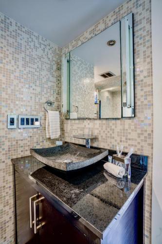 Entire private Beautiful 2 Bedroom plus Den House with gated front&back yard and Free parking 10min drive to Miami Beach photo 48