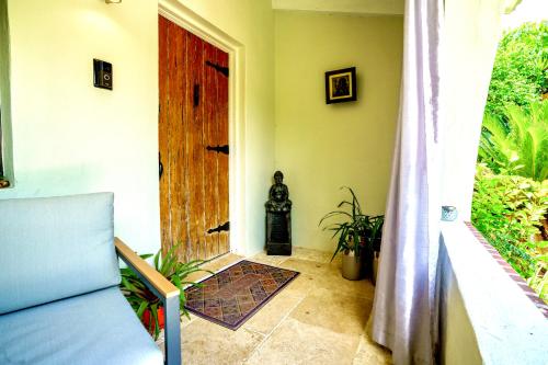 Entire private Beautiful 2 Bedroom plus Den House with gated front&back yard and Free parking 10min drive to Miami Beach photo 26