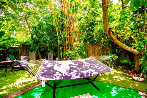 Entire private Beautiful 2 Bedroom plus Den House with gated front&back yard and Free parking 10min drive to Miami Beach photo 58