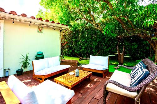 Entire private Beautiful 2 Bedroom plus Den House with gated front&back yard and Free parking 10min drive to Miami Beach photo 53