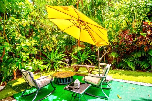 Entire private Beautiful 2 Bedroom plus Den House with gated front&back yard and Free parking 10min drive to Miami Beach photo 57