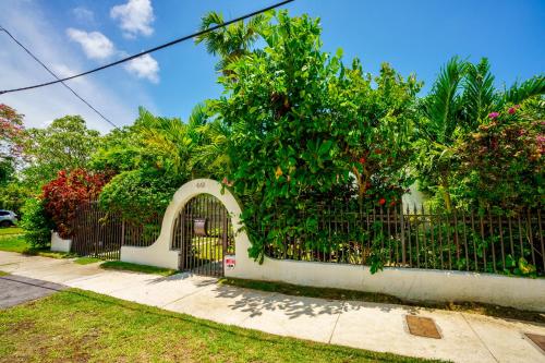 Entire private Beautiful 2 Bedroom plus Den House with gated front&back yard and Free parking 10min drive to Miami Beach photo 13