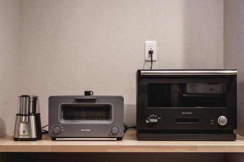a microwave and a toaster oven sitting on a counter at AMAO VILLA 伊豆高原 in Futo
