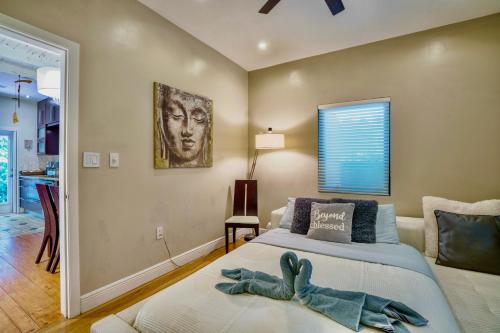 Entire private Beautiful 2 Bedroom plus Den House with gated front&back yard and Free parking 10min drive to Miami Beach photo 38