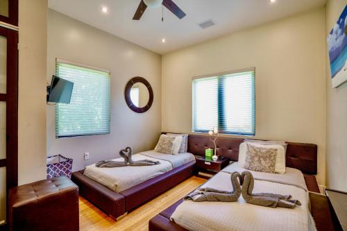 Entire private Beautiful 2 Bedroom plus Den House with gated front&back yard and Free parking 10min drive to Miami Beach photo 43