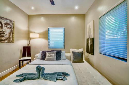 Entire private Beautiful 2 Bedroom plus Den House with gated front&back yard and Free parking 10min drive to Miami Beach photo 8