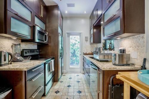 Entire private Beautiful 2 Bedroom plus Den House with gated front&back yard and Free parking 10min drive to Miami Beach photo 31