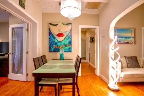 Entire private Beautiful 2 Bedroom plus Den House with gated front&back yard and Free parking 10min drive to Miami Beach photo 1