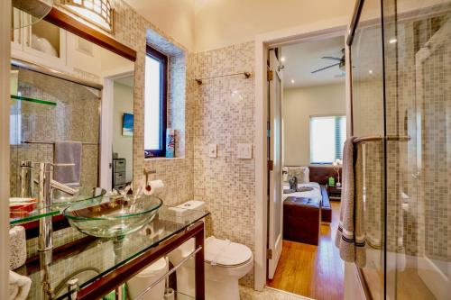 Entire private Beautiful 2 Bedroom plus Den House with gated front&back yard and Free parking 10min drive to Miami Beach photo 41