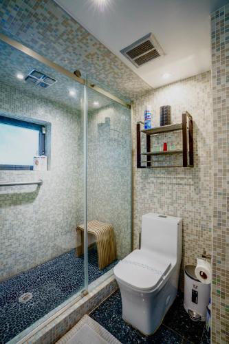 Entire private Beautiful 2 Bedroom plus Den House with gated front&back yard and Free parking 10min drive to Miami Beach photo 50