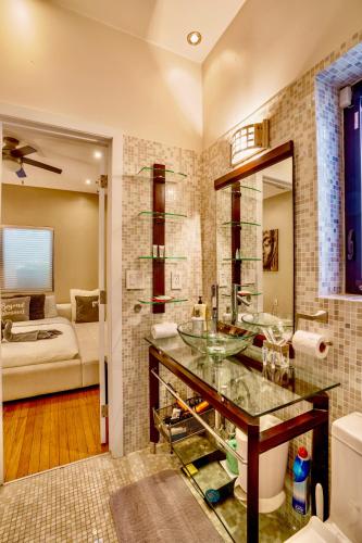 Entire private Beautiful 2 Bedroom plus Den House with gated front&back yard and Free parking 10min drive to Miami Beach photo 4