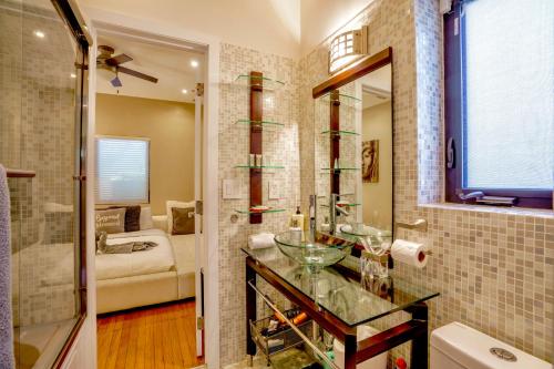 Entire private Beautiful 2 Bedroom plus Den House with gated front&back yard and Free parking 10min drive to Miami Beach photo 9