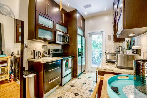 Entire private Beautiful 2 Bedroom plus Den House with gated front&back yard and Free parking 10min drive to Miami Beach photo 5