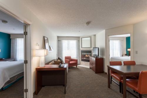 ロッキーマウントにあるResidence Inn by Marriott Rocky Mountのベッドとリビングルームがあるホテルの部屋