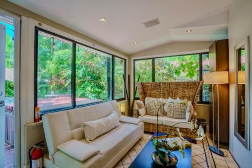 Entire private Beautiful 2 Bedroom plus Den House with gated front&back yard and Free parking 10min drive to Miami Beach photo 45