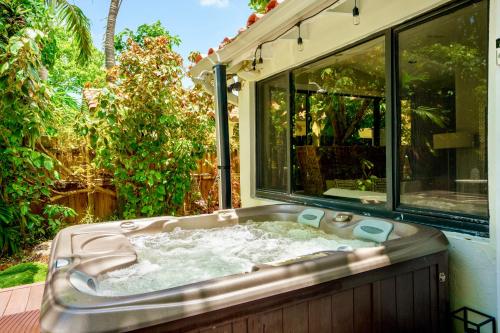 Entire private Beautiful 2 Bedroom plus Den House with gated front&back yard and Free parking 10min drive to Miami Beach photo 54