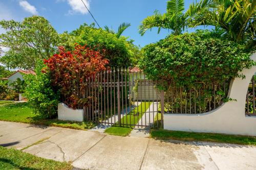 Entire private Beautiful 2 Bedroom plus Den House with gated front&back yard and Free parking 10min drive to Miami Beach photo 14