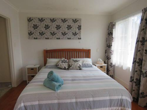 Una cama o camas en una habitación de Hibiscus Hideaway