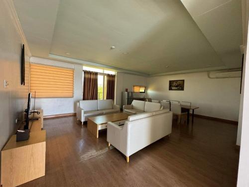 TV a/nebo společenská místnost v ubytování PUNTA CLARK HOTEL