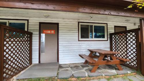 a picnic table in front of a house at 보성녹차리조트 in Boseong