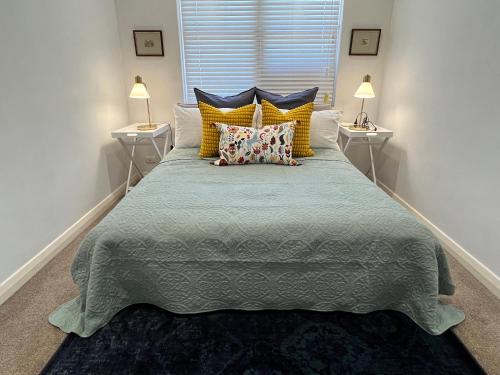 Ένα ή περισσότερα κρεβάτια σε δωμάτιο στο Stunning Flat Burnside Location