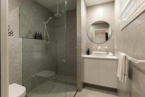 Ένα μπάνιο στο Moffat Beach Coastal Contemporary Unit A