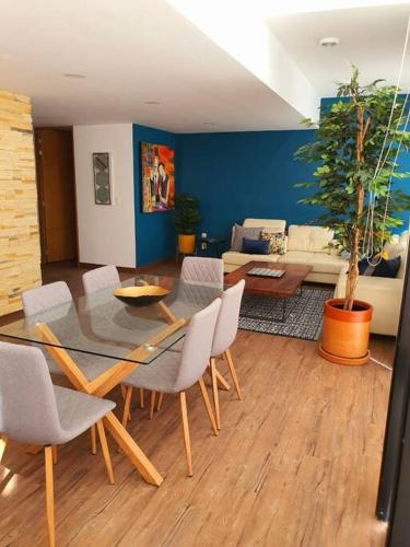 a living room with a dining table and chairs at Departamento de lujo de 2 pisos en Providencia en Zapopan in Guadalajara