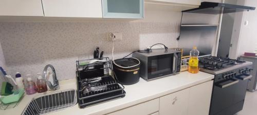 Η κουζίνα ή μικρή κουζίνα στο Grand & Spacious - 2BR & 3BR Family Retreat!