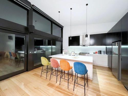 Una cocina o zona de cocina en Camberwell Holiday Home With Pool