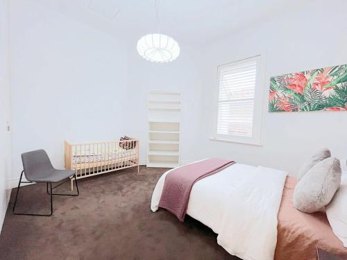 Cama o camas de una habitación en Camberwell Holiday Home With Pool