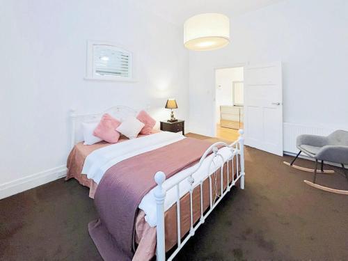 Cama o camas de una habitación en Camberwell Holiday Home With Pool