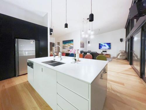Una cocina o zona de cocina en Camberwell Holiday Home With Pool